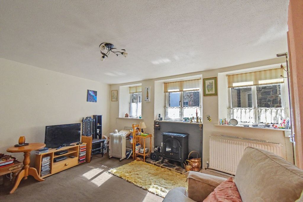 Property photo 2 of 8