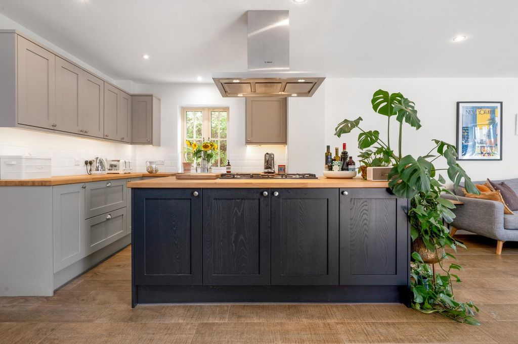 Property photo 3 of 19 Kitchen