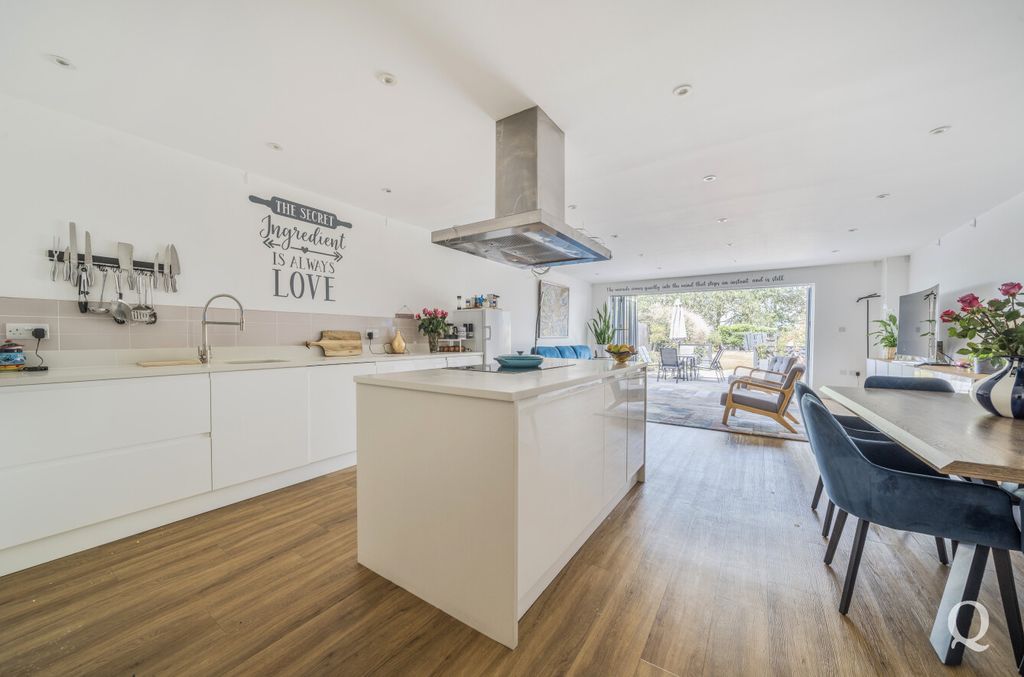 Property photo 2 of 27 9A23Cf0B-1A02-4A0...
