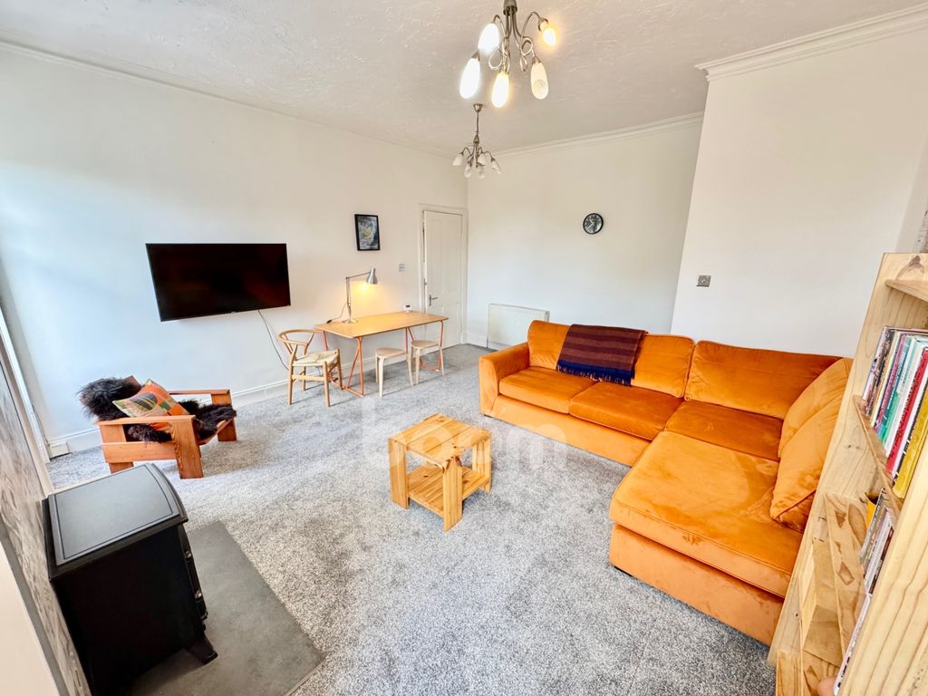 Property photo 2 of 18 Janefield Place, Beith Lounge Pic