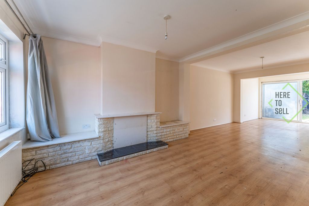 Property photo 2 of 16 Firs Park Gardens,-London,-N21 2Px-1 (8)
