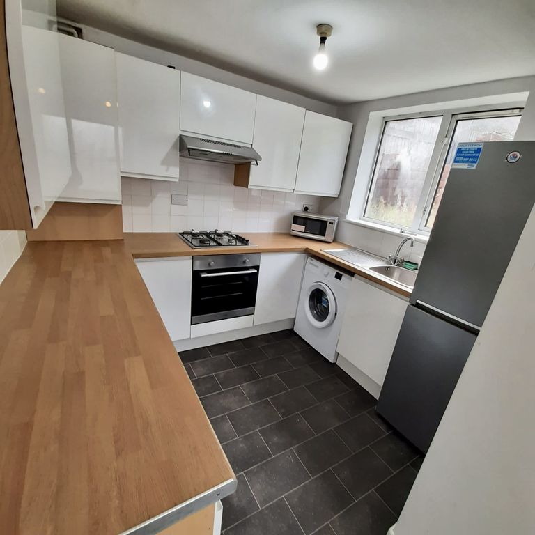 Property photo 2 of 9 56 Cromwell - Kicthen