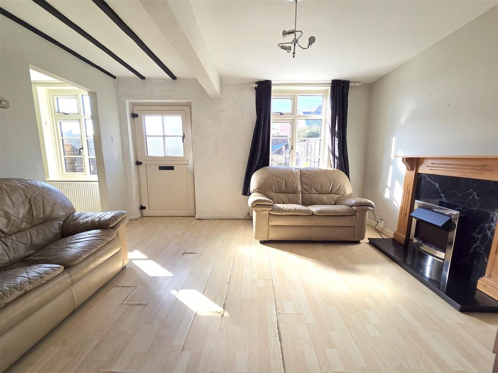 Property photo 3 of 11 Lounge