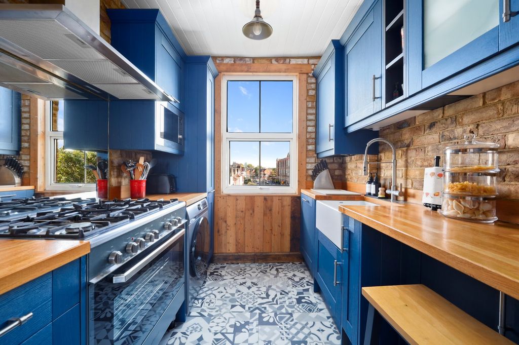 Property photo 2 of 28