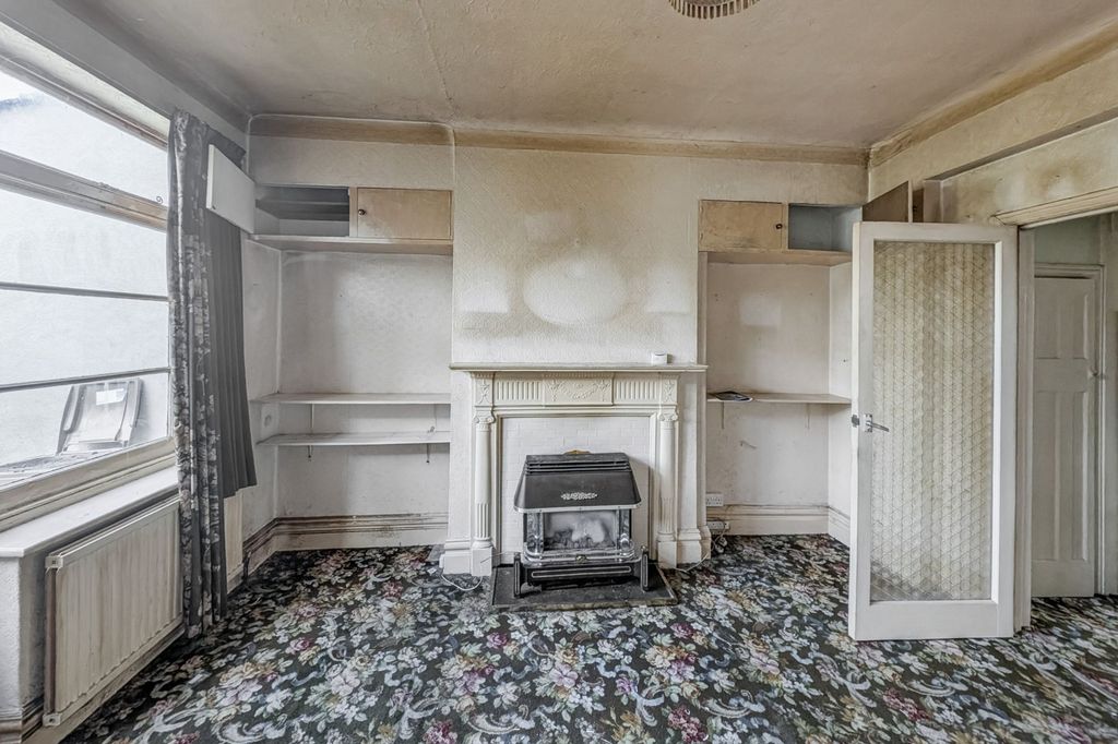 Property photo 2 of 13 8 Wales Avenue, Carshalton, Sm5 3Qn
