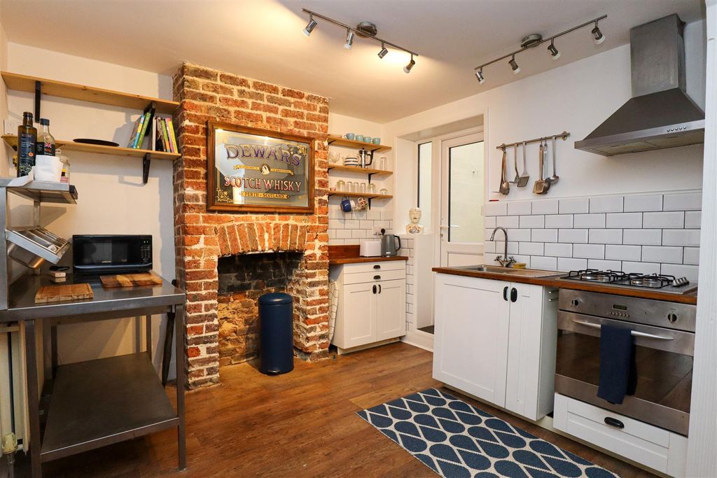 Property photo 3 of 7 Kitchen