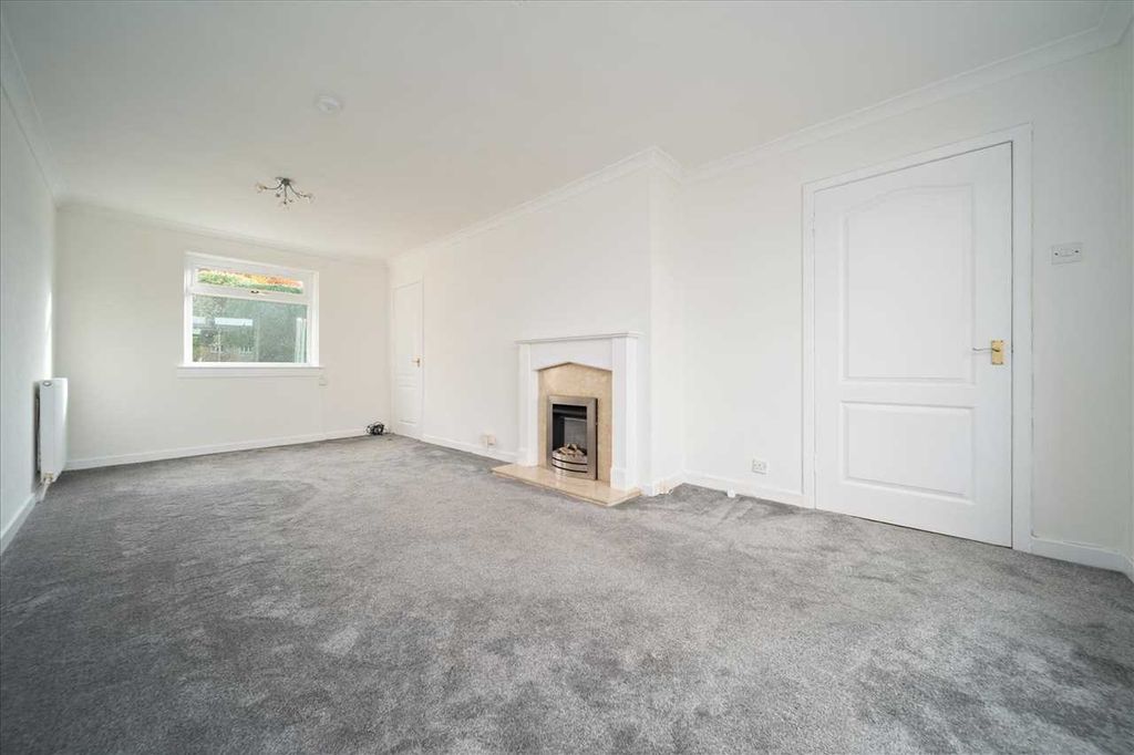 Property photo 2 of 13 Lounge /