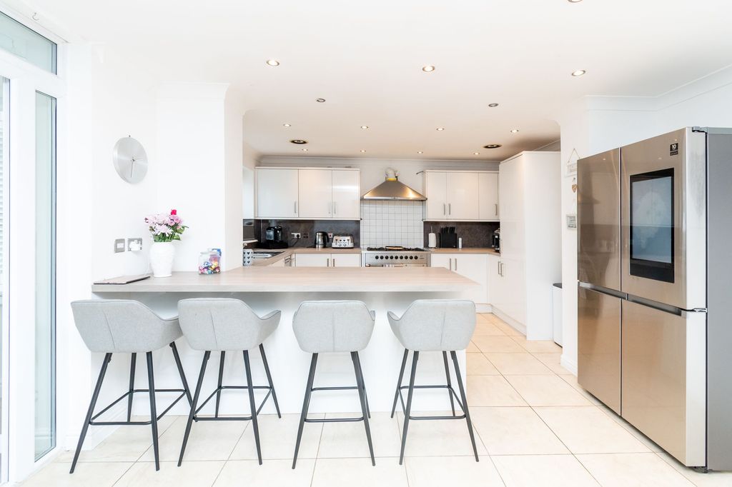 Property photo 2 of 30