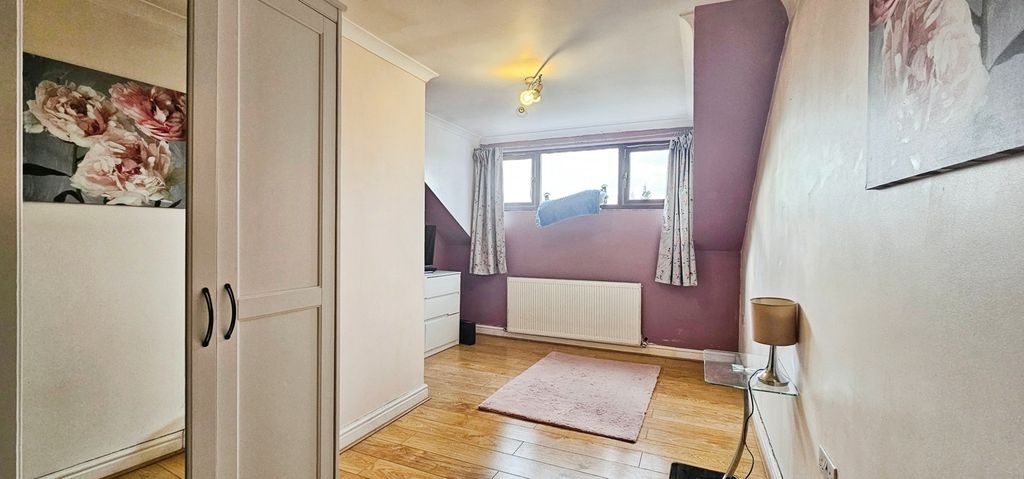 Property photo 2 of 6 Bedroom