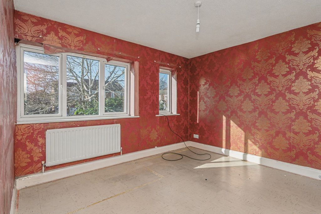 Property photo 3 of 14 27 The Chantrys, Farnham, Surrey, Gu9 7Ag