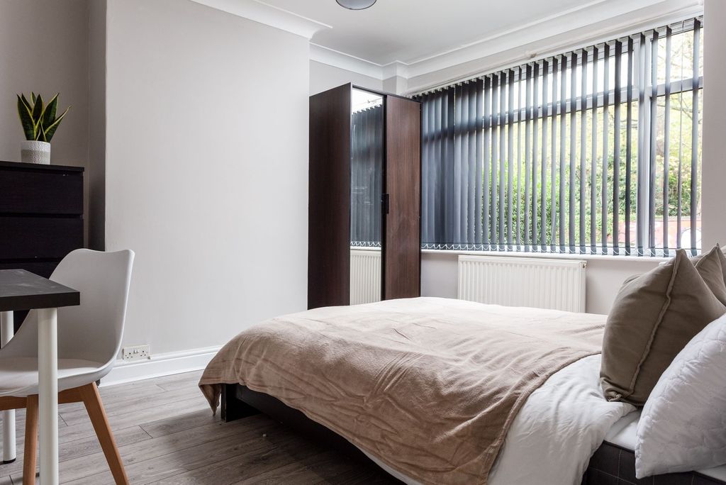 Property photo 3 of 8 Bright And Inviting Double Bedroom Featuring A Coz...
