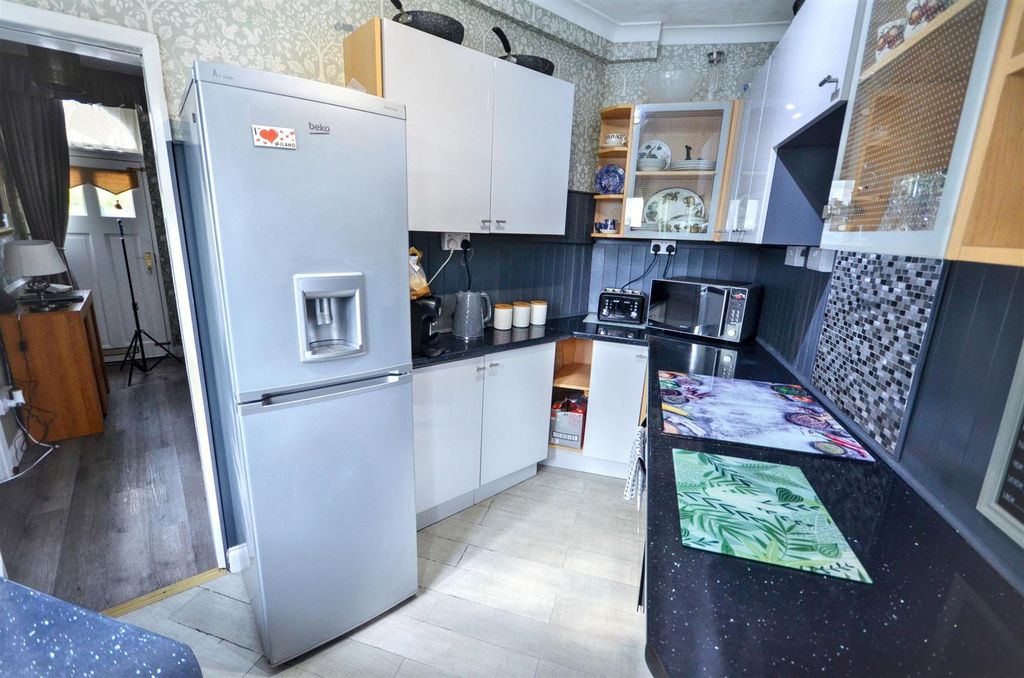 Property photo 3 of 11 Kitchen