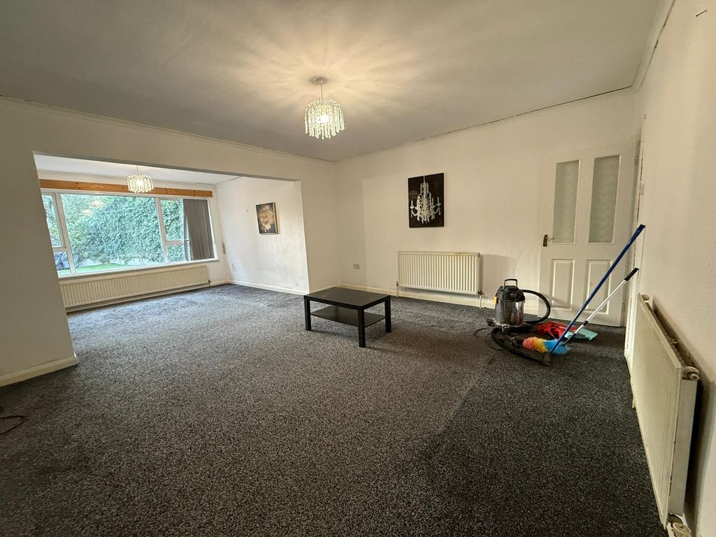Property photo 1 of 11 Four Bedroom House Close To Chadwel Heath Station- Family House