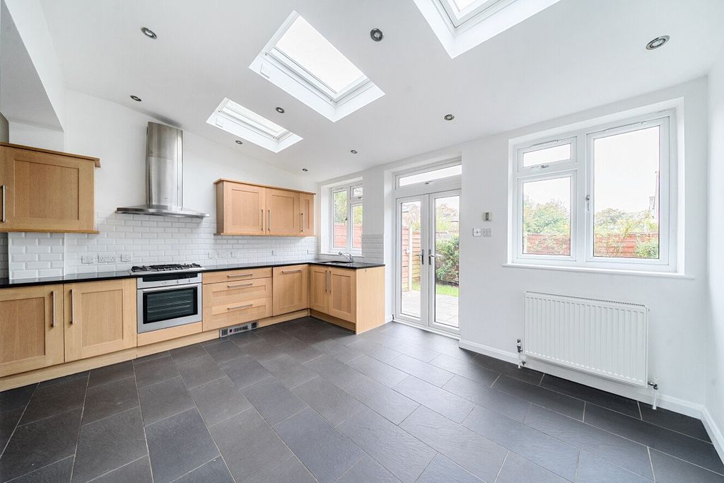 Property photo 2 of 16 Picture No. 12