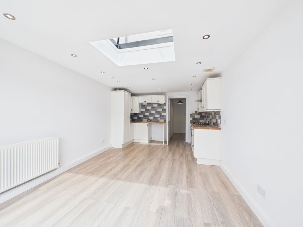 Property photo 3 of 13 Cam01740G0-Pr0543-Still003