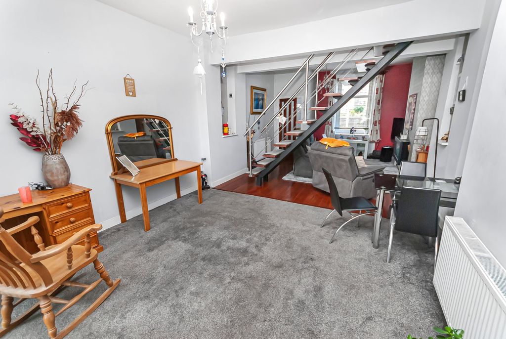 Property photo 2 of 20