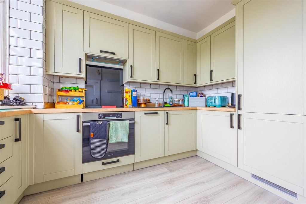 Property photo 2 of 16 Kitchen