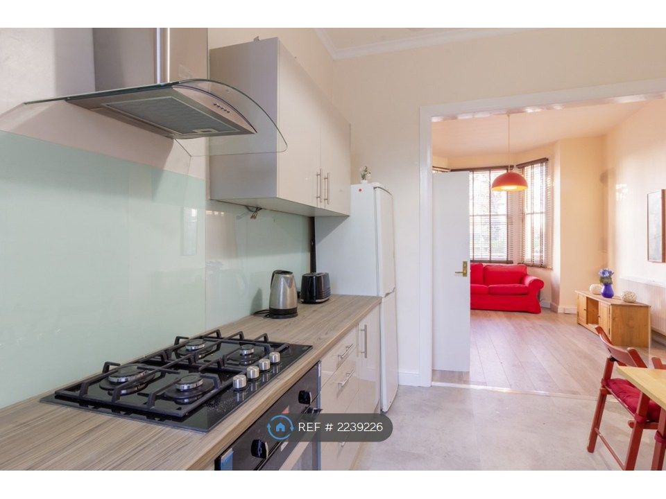 Property photo 3 of 10 Kitchen