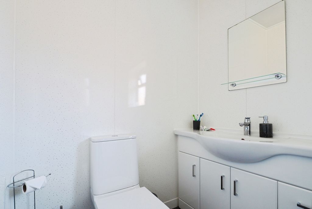 Property photo 3 of 16 Bathroom