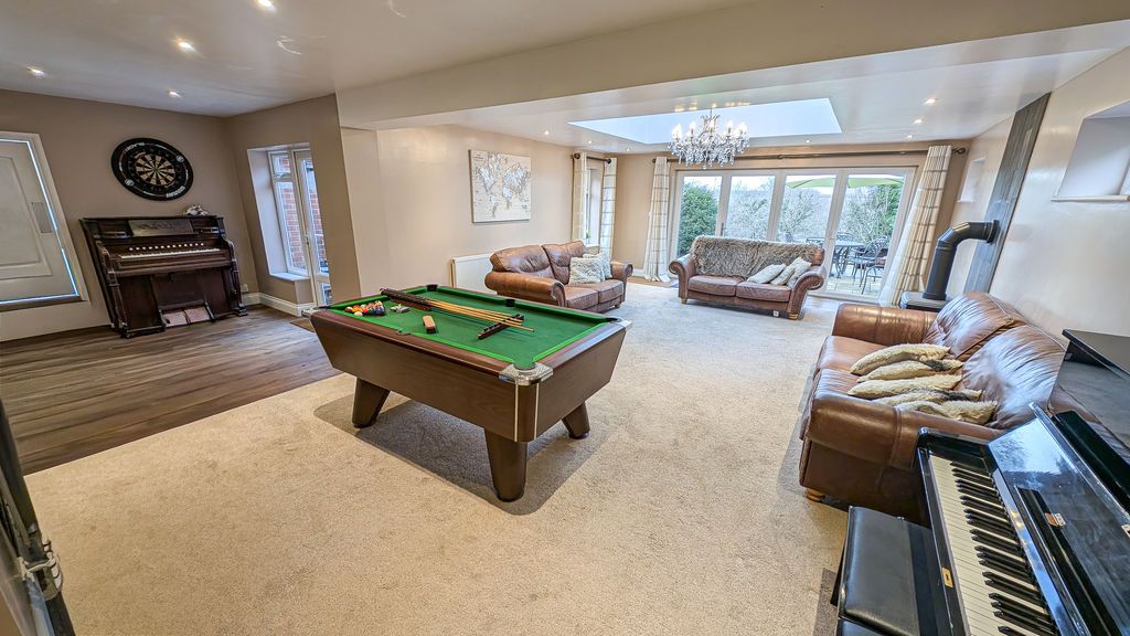 Property photo 2 of 34 Lounge