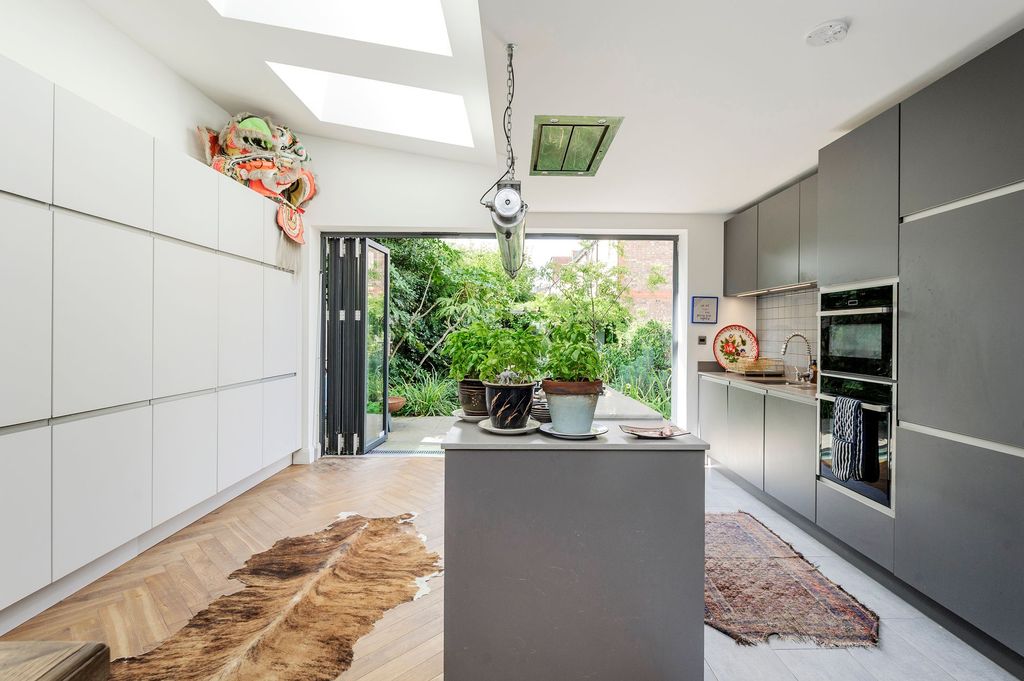 Property photo 2 of 20 Kitchen