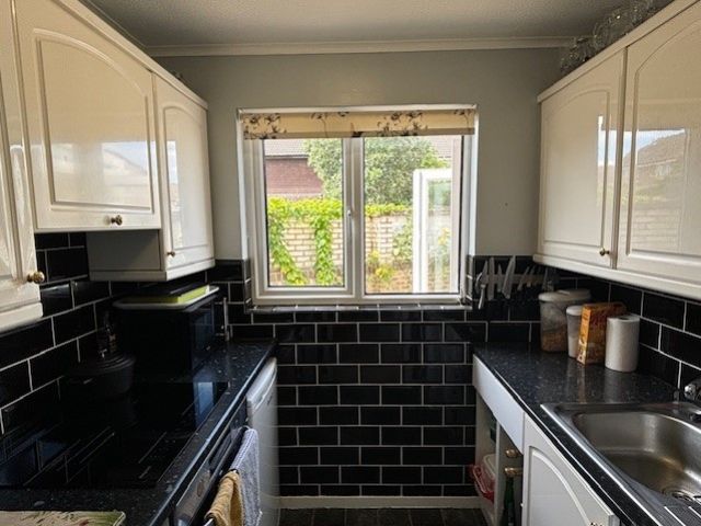 Property photo 2 of 11 Kitchen 2