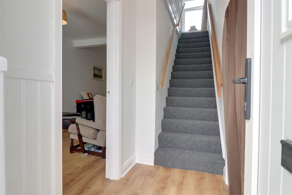 Property photo 2 of 17 Entrance Hall