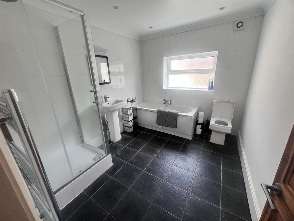 Property photo 3 of 9 Bathroom.Jpg