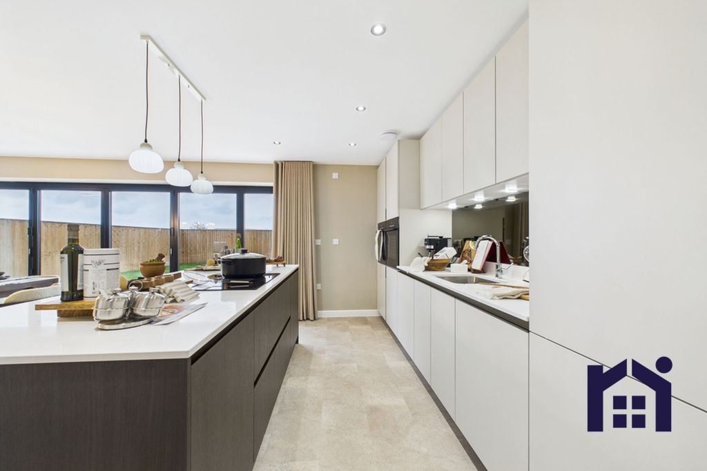 Property photo 3 of 9 Kitchen