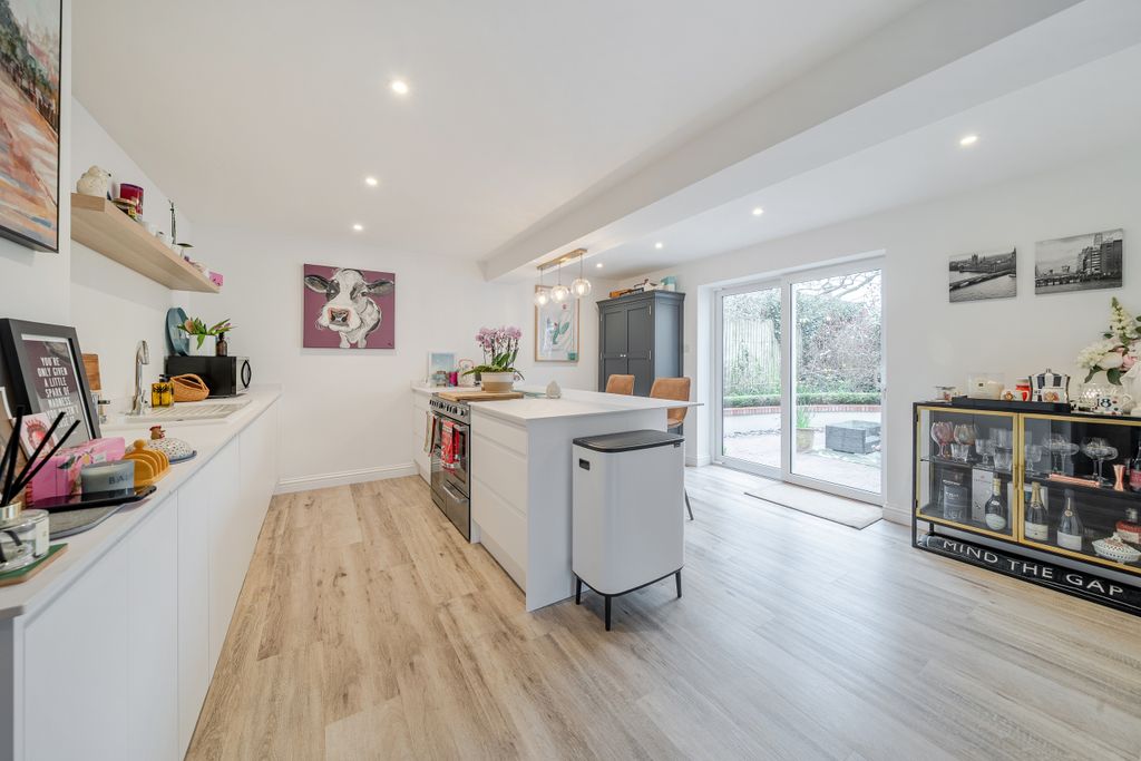 Property photo 3 of 25 Kitchen / Breakfast Room