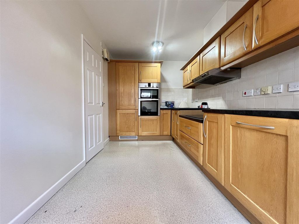 Property photo 3 of 9 Kitchen
