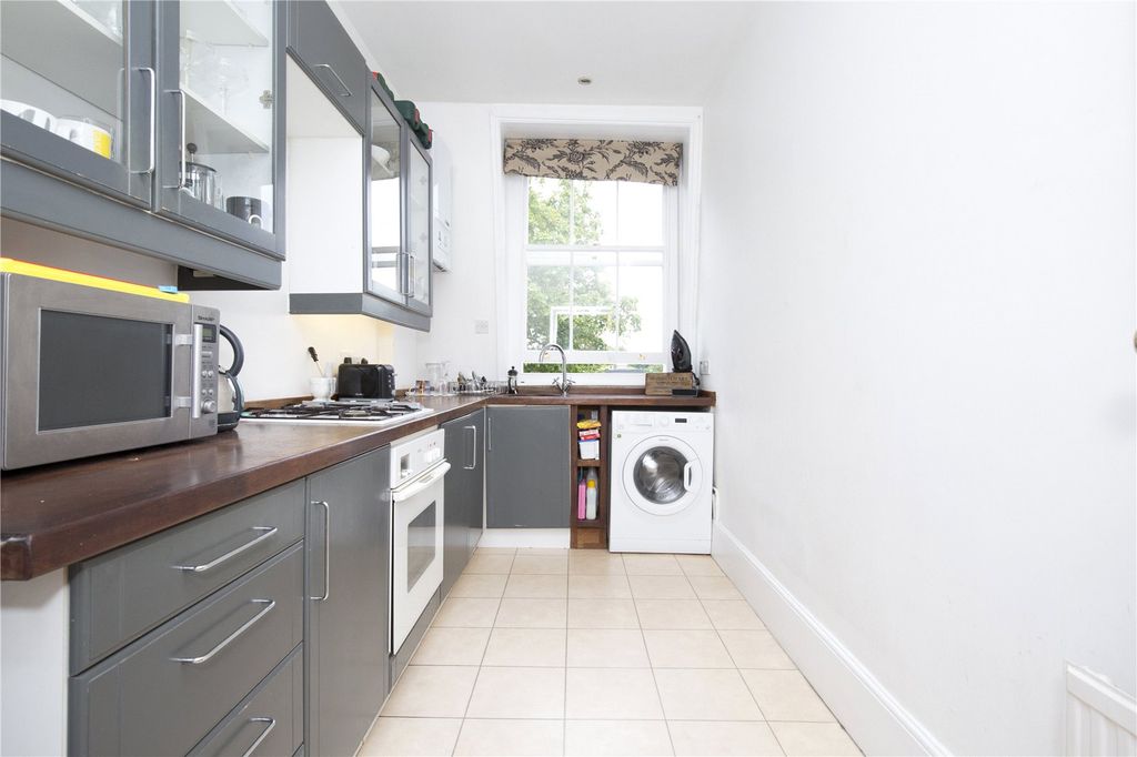 Property photo 3 of 10 Kitchen