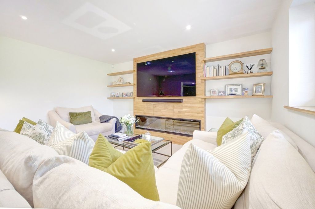 Property photo 3 of 64