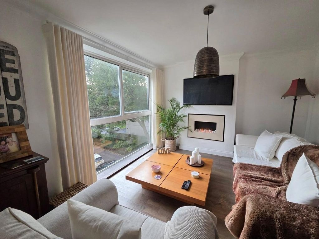 Property photo 2 of 15 Lounge