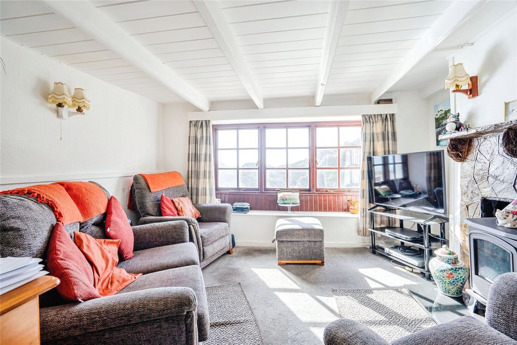 Property photo 3 of 28 Lounge