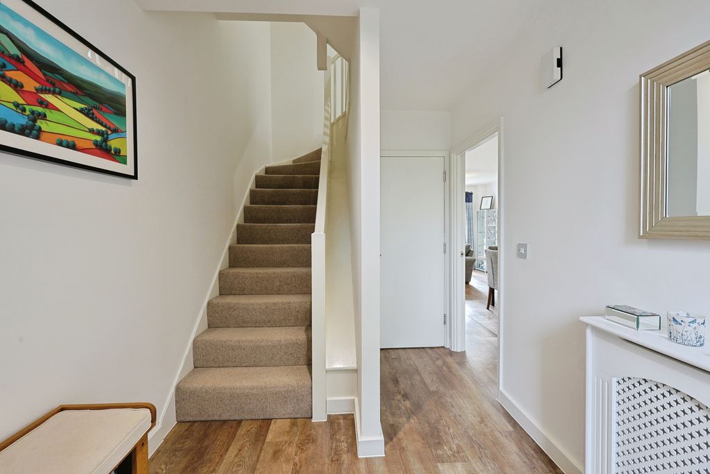 Property photo 3 of 19 Entrance Hall