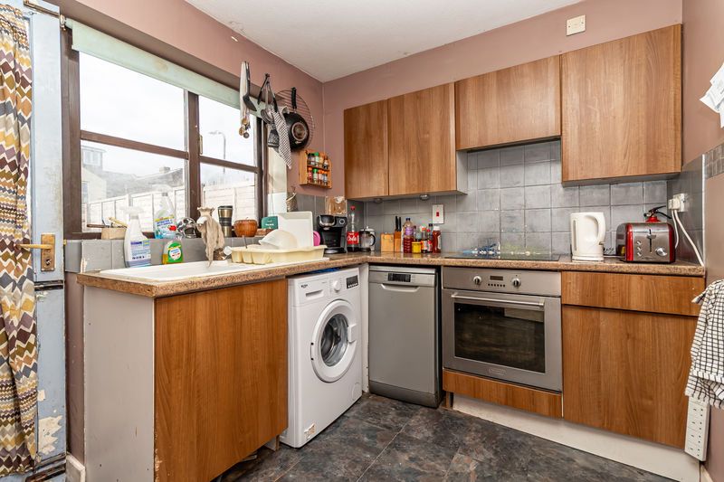 Property photo 3 of 11 .