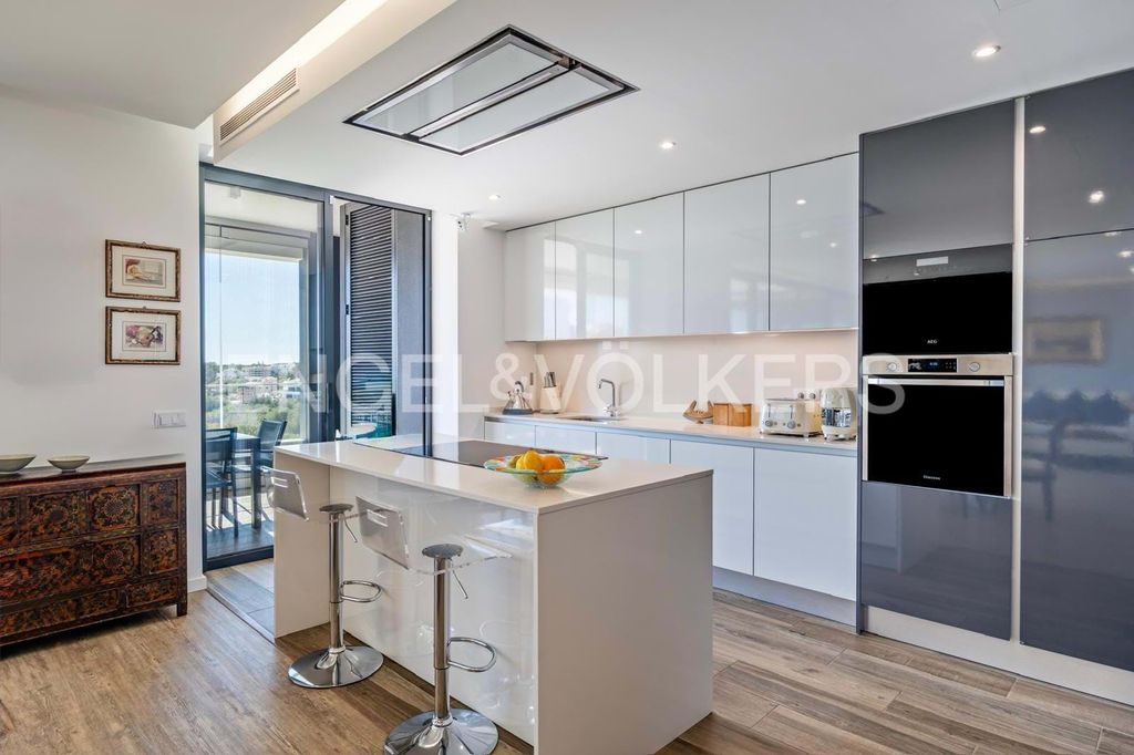 Property photo 2 of 32