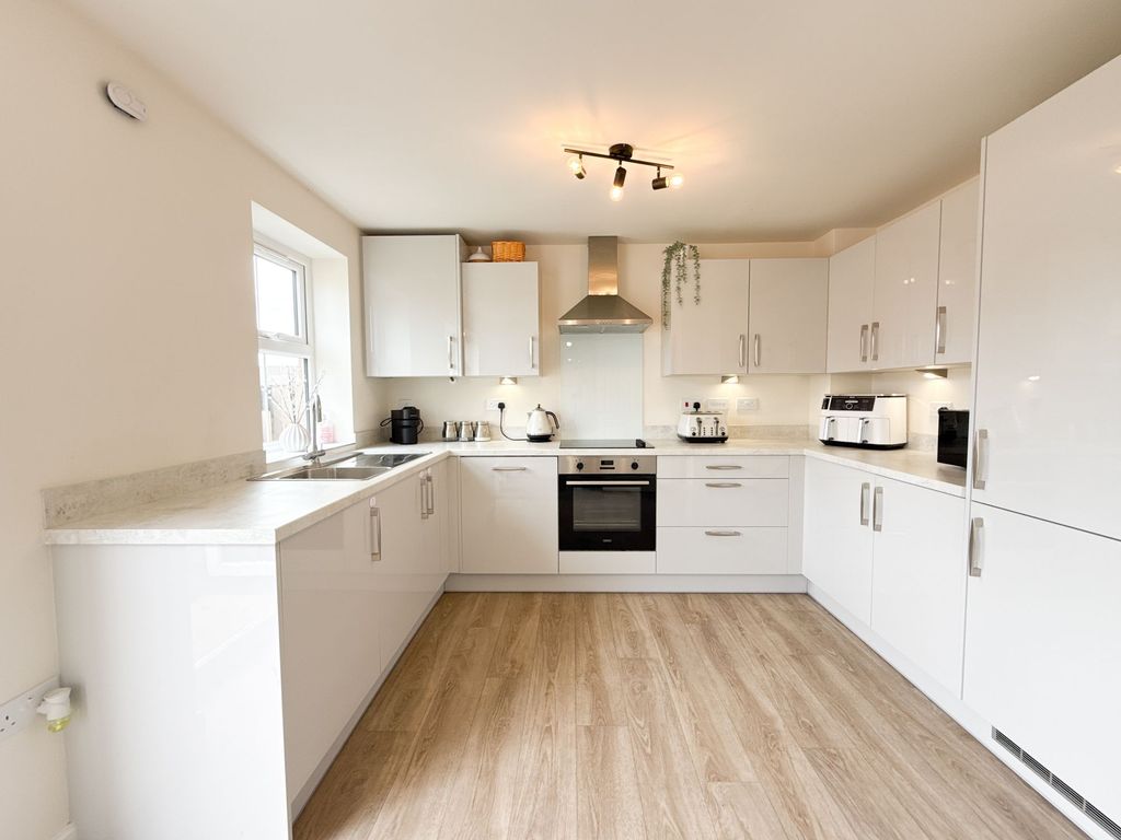 Property photo 3 of 12 Dining Kitchen