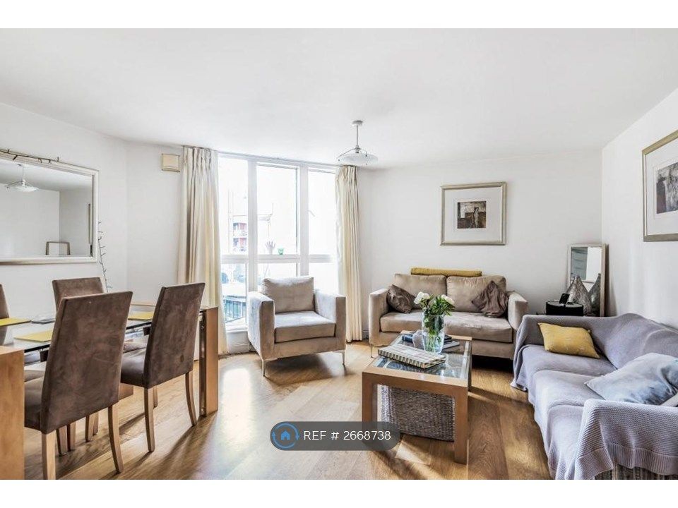 Property photo 1 of 11 Living Room / Kitchen