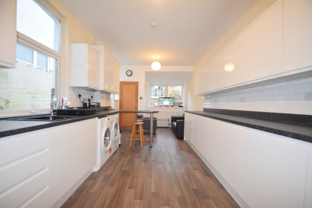 Property photo 1 of 15 Photo 5