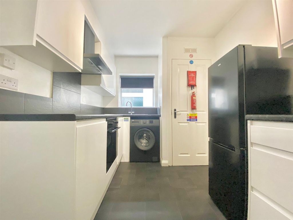 Property photo 3 of 7 Kitchen