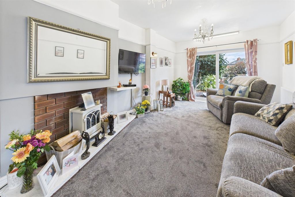 Property photo 2 of 19 Lounge