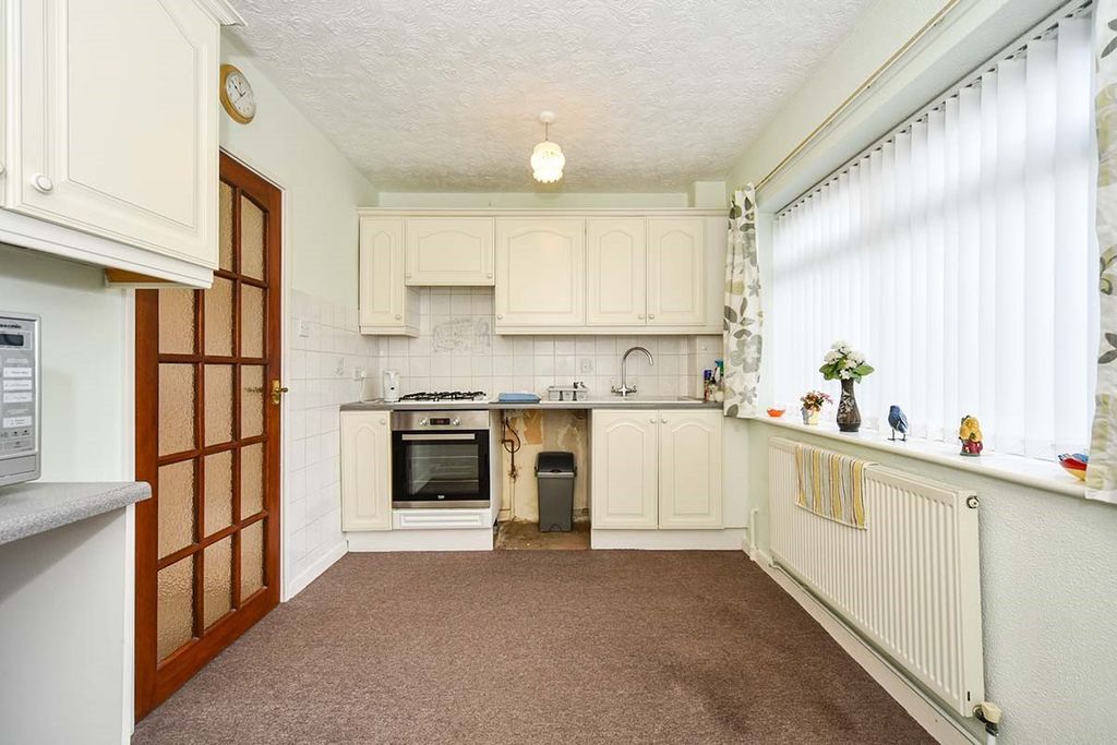 Property photo 3 of 8 Kitchen