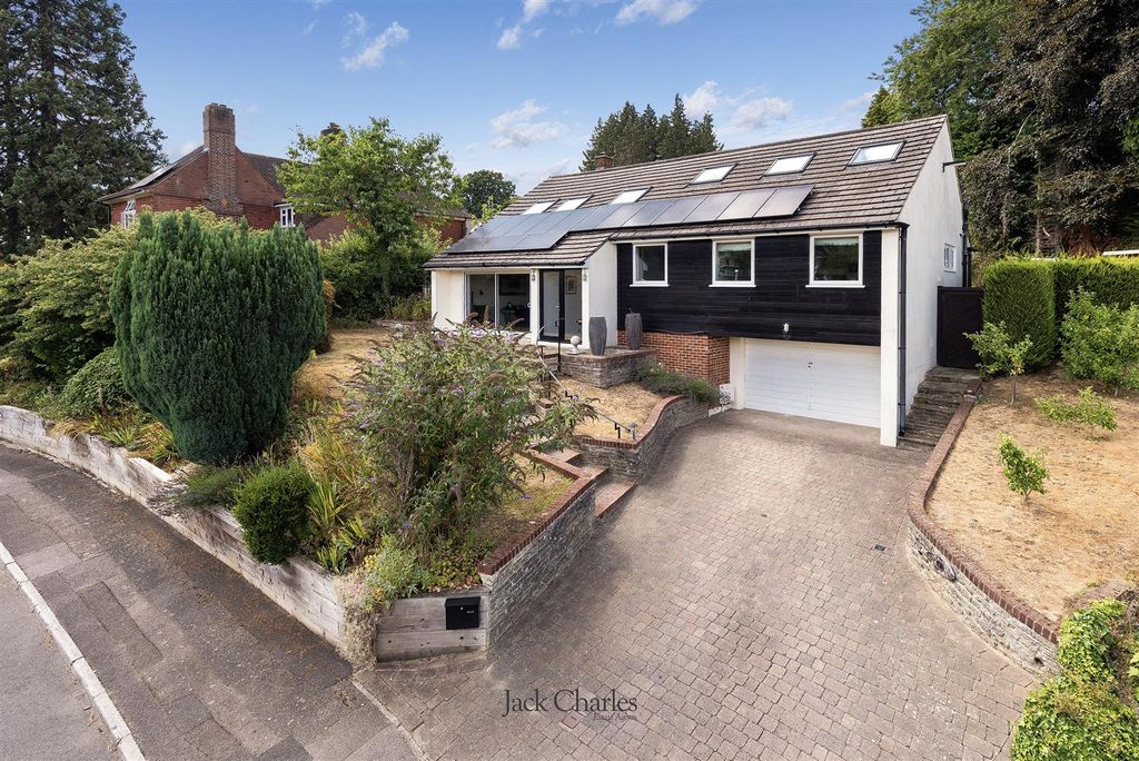 Property photo 1 of 25 4 Culver Drive, Oxted, Rh8 9Hp 001.Jpg