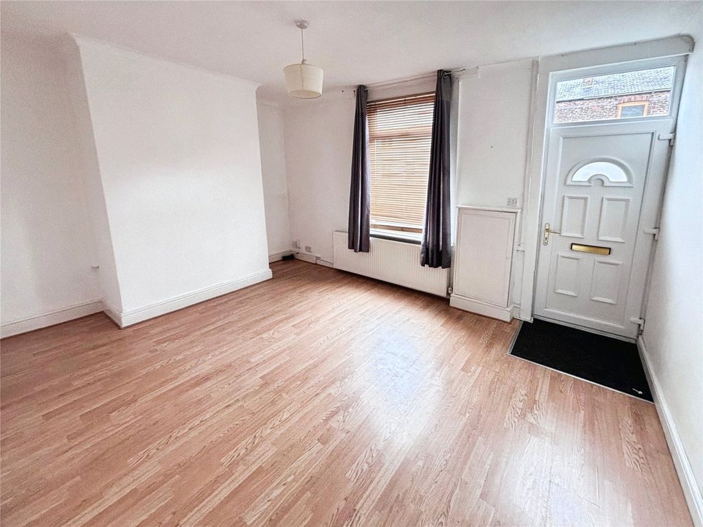 Property photo 3 of 9 Lounge 2