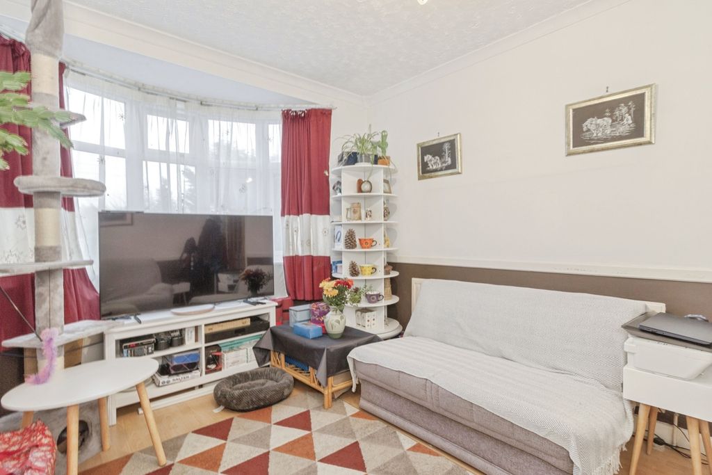 Property photo 2 of 17 Lounge