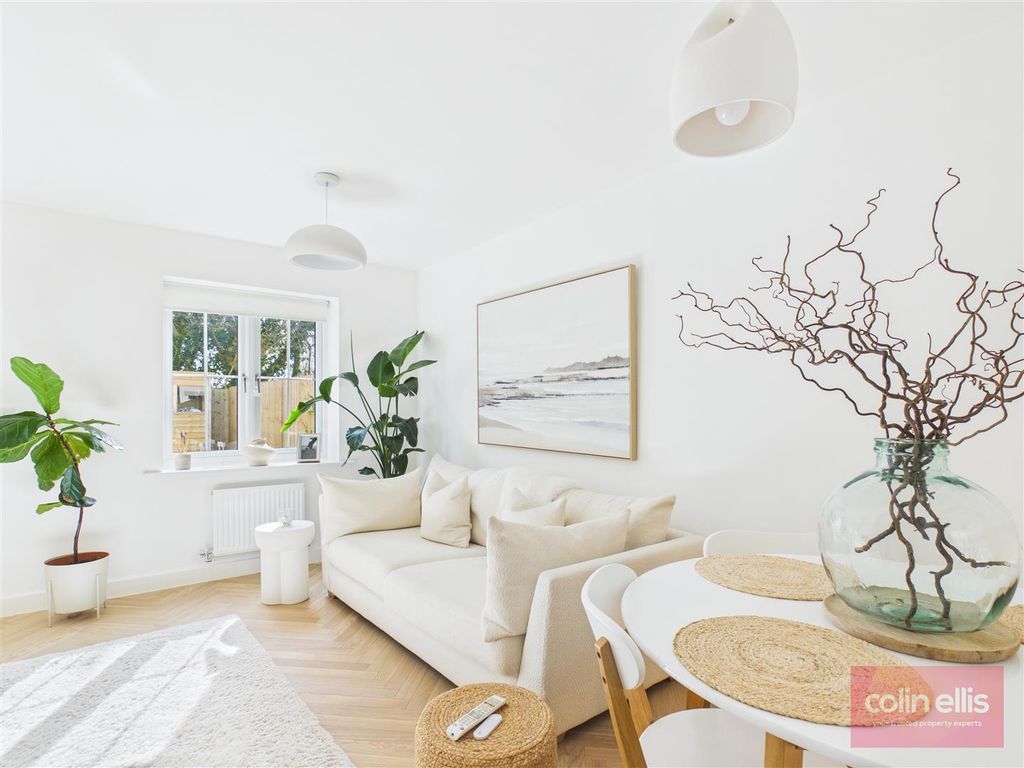 Property photo 3 of 16 Cam05075G0-Pr0310-Still009.Jpg