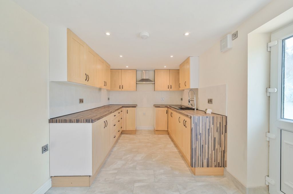 Property photo 3 of 23 1314517-13-685963B140De4-Arw-1