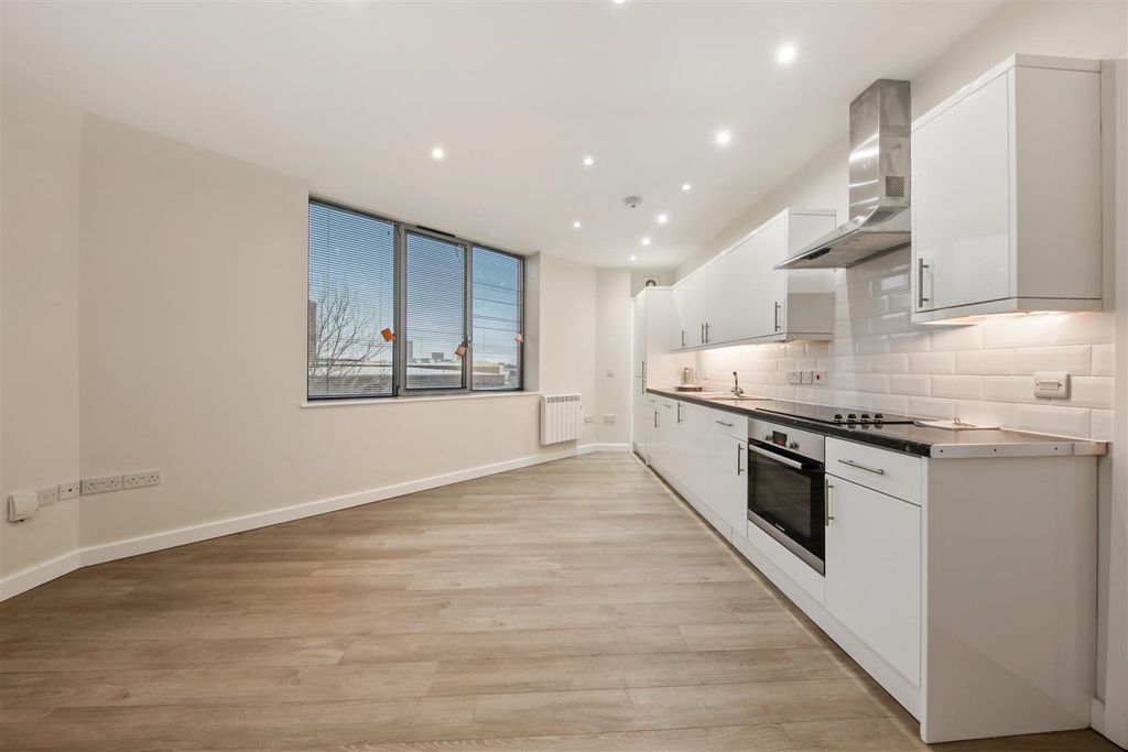Property photo 3 of 7 4 Wesley House, 1-7 Wesley Avenue - Tl5Nxlwjglbgbo